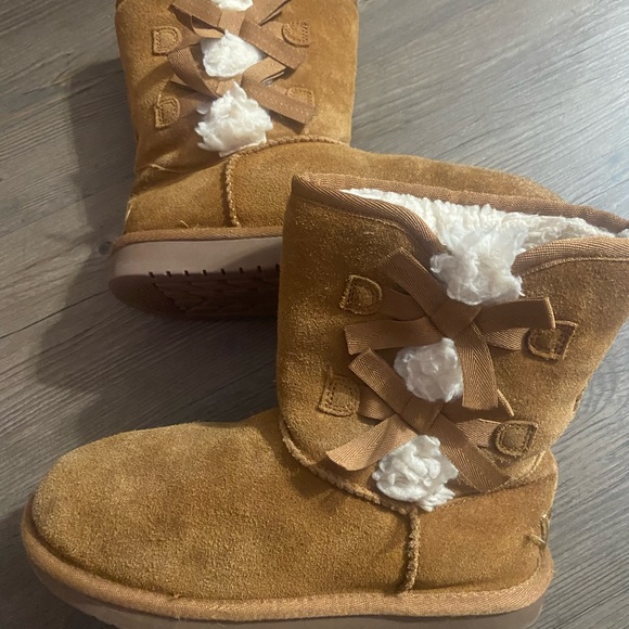 Kookaburra by UGGS, The Victoria Boot w/ bow decorative details, size 4, EUC - Picture 2 of 8